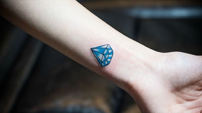 Mẫu hình xăm kim cương trên cổ tay