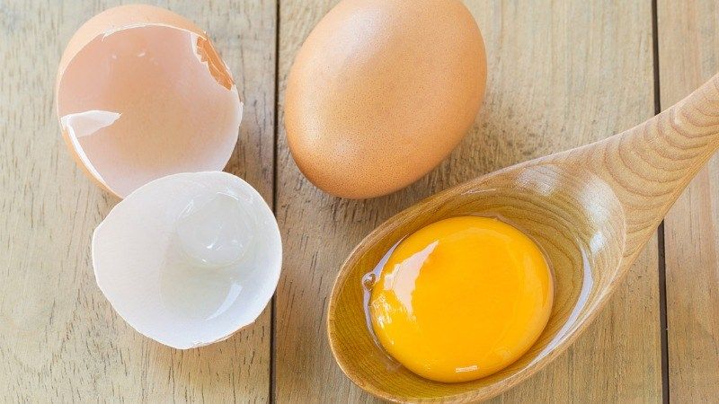 Hạn chế ăn trứng gà sống để đảm bảo sức khỏe
