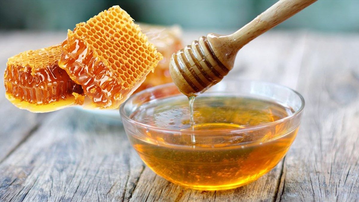 Mật ong giúp dưỡng ẩm và đồng thời kích thích chân tóc phát triển tốt