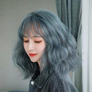 Tóc màu xanh khói xám làm nổi bật màu da