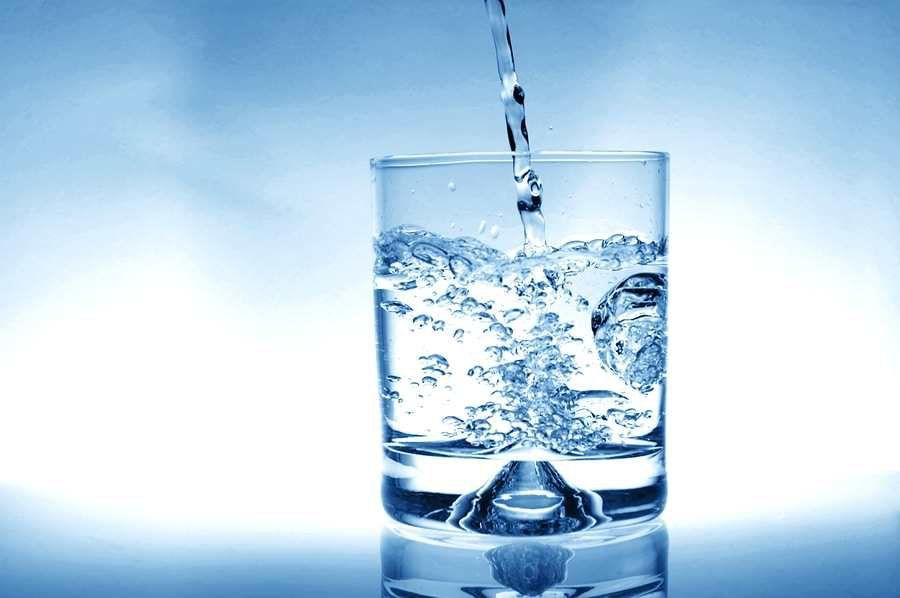 Uống đủ nước sẽ giúp phục hồi các liên kết bị hư tổn của tóc