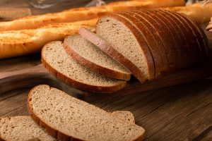 Bánh mì đen bao nhiêu calo là câu hỏi thường gặp