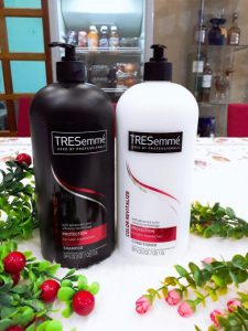 Dầu gội TreSemmé Color Revitalize Shampoo cho tóc suôn mượt, óng ả