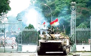 10 giờ 45 phút ngày 30 tháng 4 năm 1975, xe tăng và bộ binh của quân ta tiến vào Dinh Độc Lập