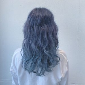 Tóc màu xanh khói gây ấn tượng mạnh cho người nhìn