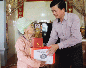 Thăm và tặng quà cho bà mẹ Việt Nam anh hùng