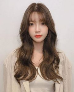 Thần thái và xinh đẹp hơn với kiểu tóc xoăn sóng lơi ngang vai phong cách Hàn Quốc