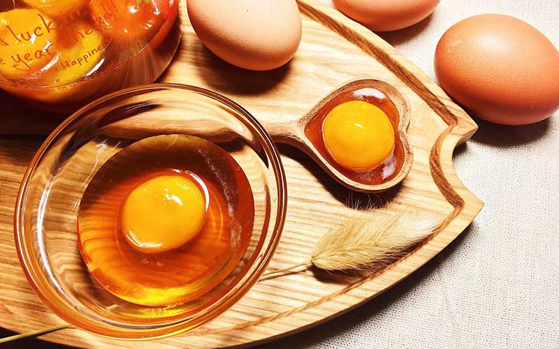 Trứng gà chứa rất nhiều protein bảo đảm cho sự phát triển khỏe mạnh của tóc