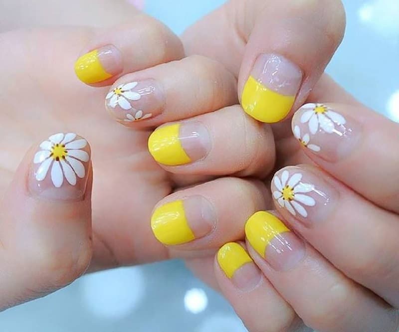 Nail hoa cúc cách điệu xen kẽ màu vàng