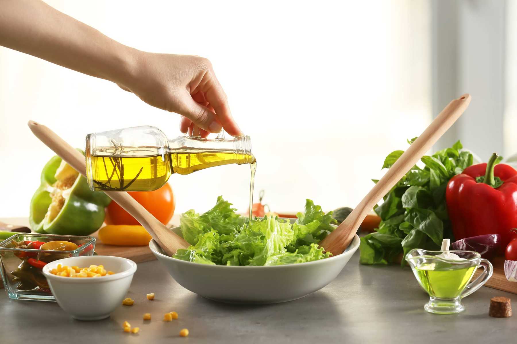 Cách sử dụng dầu oliu để trộn salad