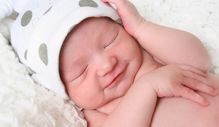 Trẻ sơ sinh ngủ quá nhiều có tốt hay không?