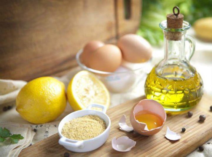 Cách gội đầu với dầu oliu, chanh và trứng