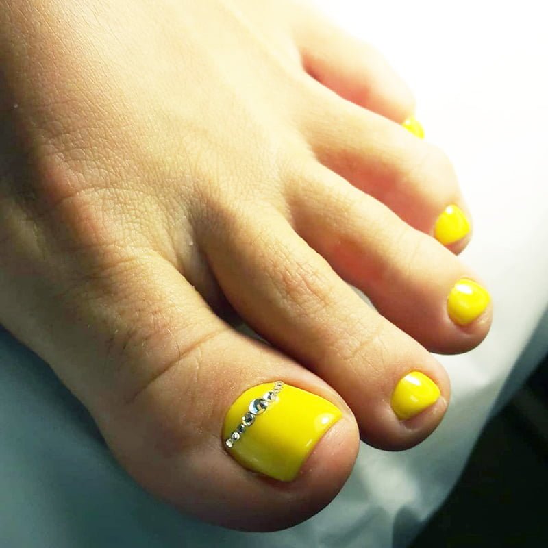 Móng chân màu vàng nổi bật cho mùa hè