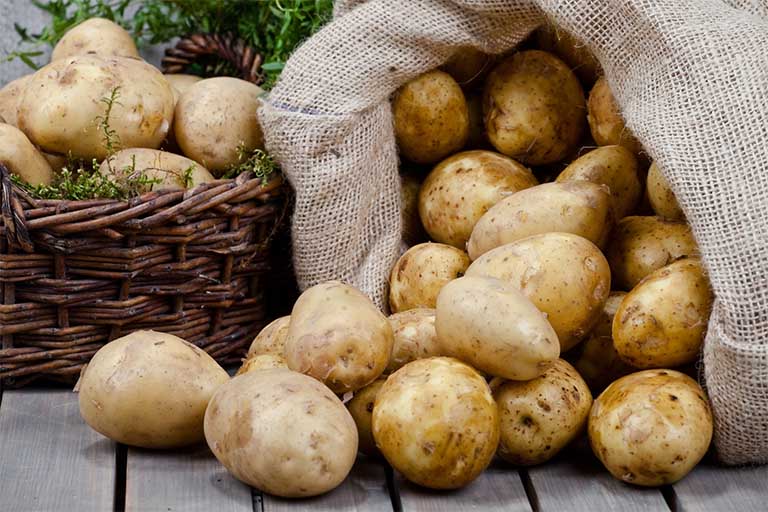 Trong củ khoai tây có chứa nhóm chất kukoamine có công dụng trong việc làm giảm huyết giảm và điều trị bệnh mất ngủ