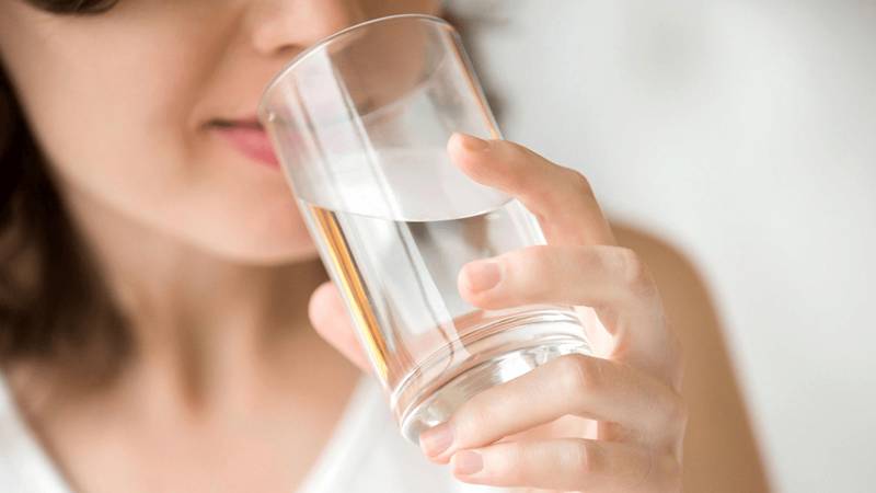 Uống một cốc nước lúc thức dậy sẽ cho tác dụng giảm độ khát hiệu quả trong cơ thể