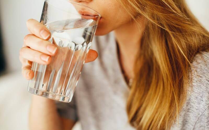 Uống nước đúng giờ là rất quan trọng để giữ cho cơ thể được cân bằng nước và duy trì sức khỏe tốt