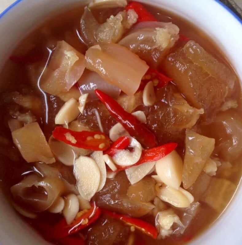 Món ăn gân bò ngâm mắm có thể được tìm thấy ở hầu hết các nhà hàng và quán ăn trên khắp Việt Nam 