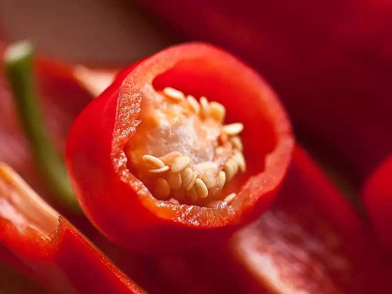 Hạt từ ớt có tính nóng và kích thích việc tiêu hóa, giúp cải thiện chức năng tiêu hóa 