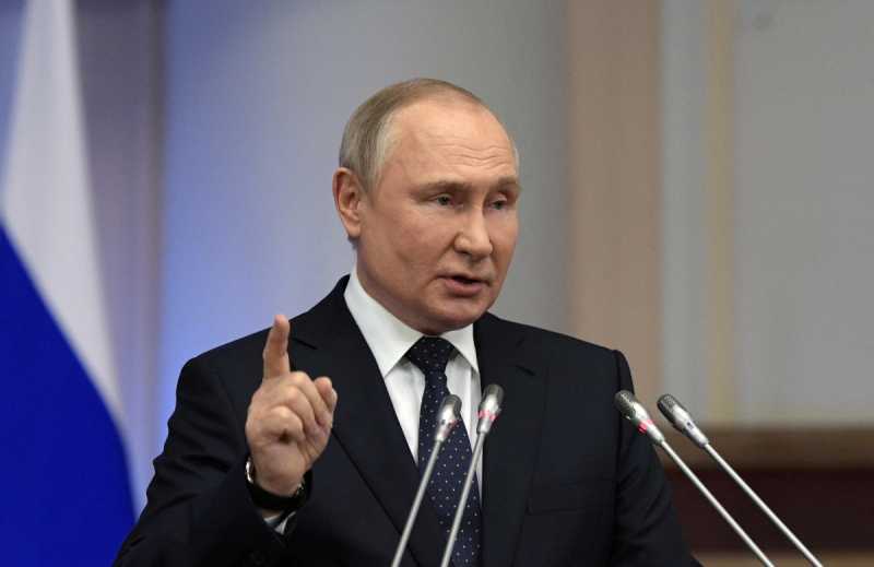 Tổng thống Nga thường xuyên sử dụng cử chỉ ura trong các buổi lễ quân sự 