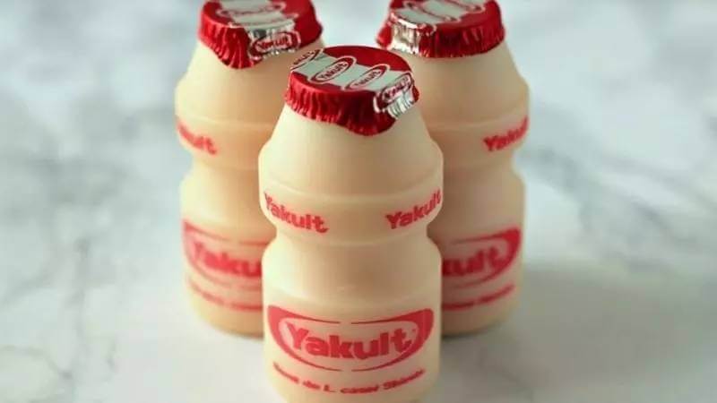 Nên sử dụng sữa Yakult với liều lượng và tần suất được đề xuất trên nhãn chai