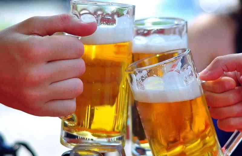 Uống bia quá nhiều hoặc thường xuyên có thể gây tích tụ mỡ trong cơ thể, bao gồm bụng