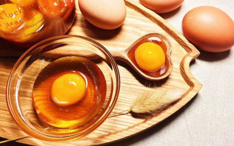 Lòng đỏ trứng gà bao nhiêu calo? Lượng calo trong lòng đỏ trứng gà ở mức độ không quá cao 