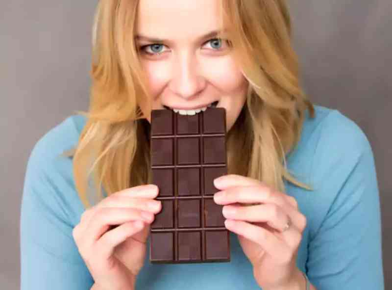 Điều độ trong việc ăn socola mang lại lợi ích tốt cho sức khỏe và không gây tăng cân quá mức 